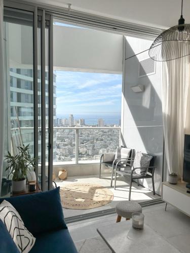 un soggiorno con vista sulla città di Gindi Tower Apartments TLV a Tel Aviv