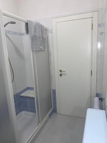 eine Dusche mit Glastür im Bad in der Unterkunft Venere Apartment in Florenz