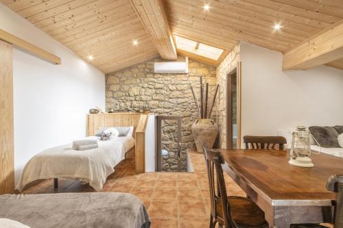 Sala de estar con 2 camas y mesa en El Petit Maialenc, en Mayals