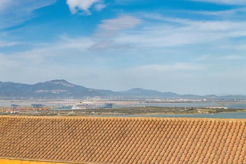 vistas a un aeropuerto con techo de baldosa en Martini Time, panoramic loft in Cagliari's castle, en Cagliari