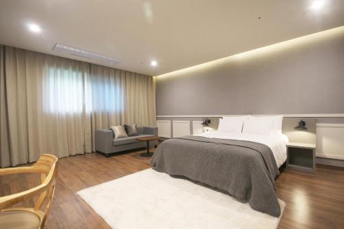 Ένα ή περισσότερα κρεβάτια σε δωμάτιο στο Maruo Hotel