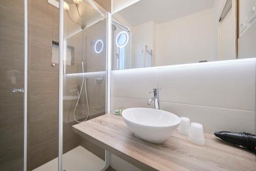 a bathroom with a sink and a glass shower at Front Lake 2 Bardolino in Bardolino