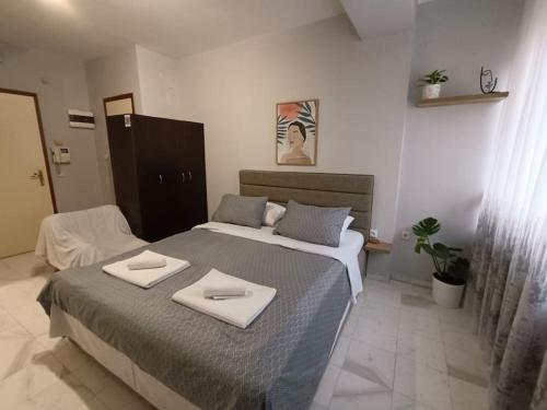 sypialnia z 2 łóżkami i ręcznikami w obiekcie Callisto studio w Salonikach