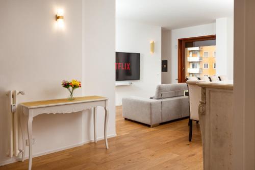 un soggiorno con divano e tavolo di FREE Parking - 5 Star - Sauna Luxury Apartment a Milano