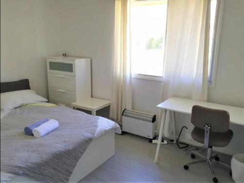 um quarto com uma cama, uma secretária e uma cadeira em Private Room in a Shared House-Close to City & ANU-4 em Camberra