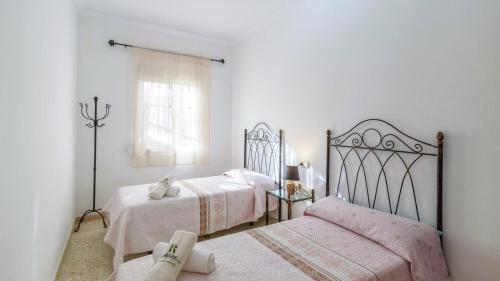 1 dormitorio con 2 camas y ventana en Villa Quevedo Torrox by Ruralidays, en Torrox