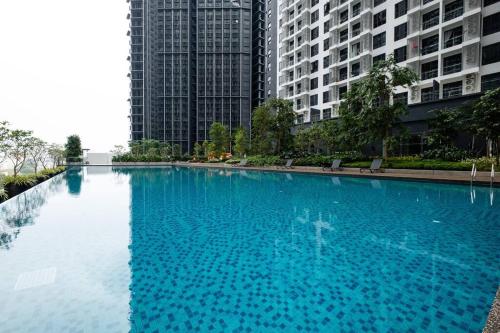 una grande piscina in una città con edifici alti di NEW! Cozy & Warm Scandinavian Suites walk to LRT a Kuala Lumpur