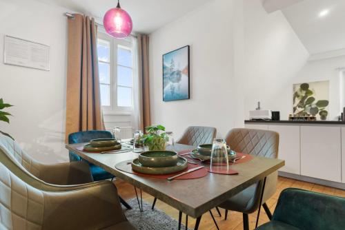 een eetkamer met een tafel en stoelen bij Traumhaft gelegene Altbau-Wohnung im Herzen von Weinheim in Weinheim