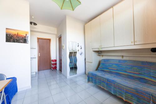1 dormitorio con 1 cama en una habitación con armarios en Lecce 21 - Goelba, en Capoliveri