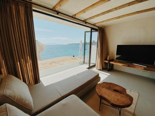 sala de estar con ventana grande con vistas a la playa en Townhouse, en Bodrum City