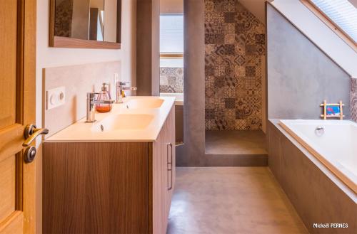ein Badezimmer mit zwei Waschbecken und einer Badewanne in der Unterkunft RÉF 401 - PLOEMEUR maison authentique et chaleureuse in Ploemeur
