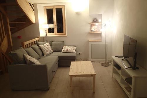 un salon avec un canapé et une table dans l'établissement Appartement Etendard au Clos Marie, au Monêtier-les-Bains