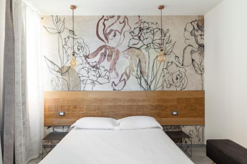 sypialnia z łóżkiem z obrazem na ścianie w obiekcie Saffi Glamorous Apartment by Wonderful Italy w Bolonii