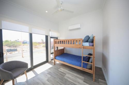 Двухъярусная кровать или двухъярусные кровати в номере Exmouth Marina Escape