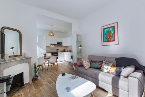 un salon avec un canapé et une table dans l'établissement Cannes centre, climatisé, balcon, tout à pied, à Cannes