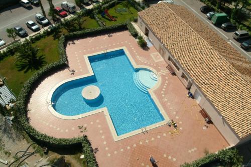 - une vue sur la piscine située à côté d'un bâtiment dans l'établissement Très bel appartement 4 pièces en duplex face Marinas, à Saint-Cyprien