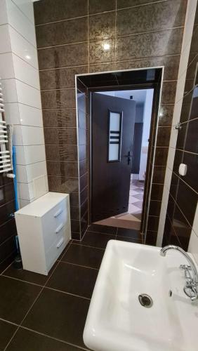 ein Bad mit einem Waschbecken und einem Spiegel in der Unterkunft Nero in Mrągowo