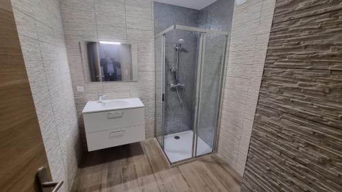 une salle de bain avec une douche, un lavabo et des toilettes dans l'établissement Appartement dominant la baie d'Ajaccio, à Ajaccio