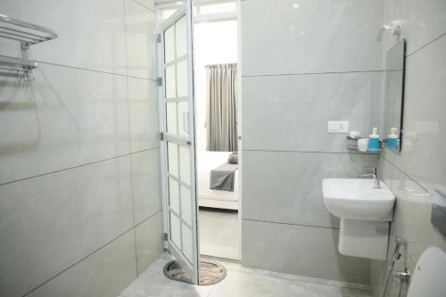 Ένα μπάνιο στο Beautiful Beach house for a peaceful stay.