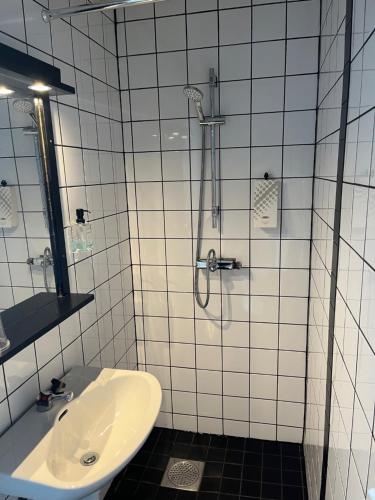 y baño con ducha y lavamanos. en Hotell Fisketången en Kungshamn