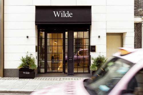 Wilde Aparthotels London Covent Garden في لندن: مبنى مع مدخل متجر الحياة البرية