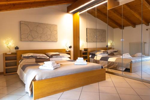 1 Schlafzimmer mit 2 Betten in einem Zimmer in der Unterkunft Incantevole Mansardato 75mq vicino a BGY in Zanica