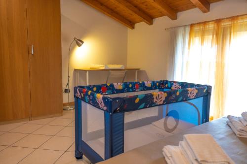 a play table in a room with a lamp at Incantevole Mansardato 75mq vicino a BGY in Zanica