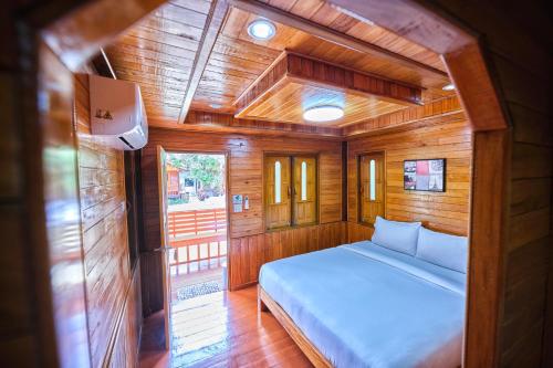 a small bedroom with a bed in a boat at Song Lay Resort, Koh Mook, Trang THAILAND in Ko Mook
