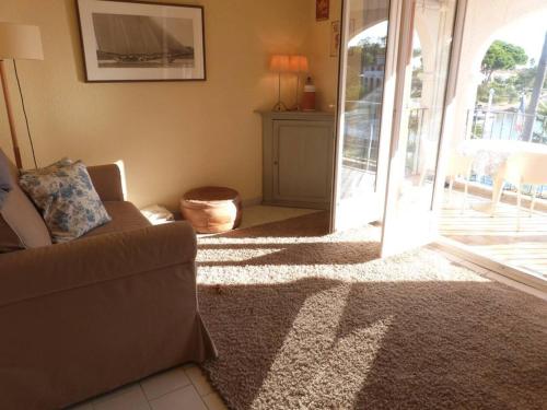 Afbeelding uit fotogalerij van PCOGPETS Appartement avec belle vue Marina et piscine à Port-Cogolin in Cogolin