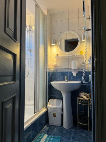 bagno con lavandino, servizi igienici e specchio di Danarent Tilto a Vilnius