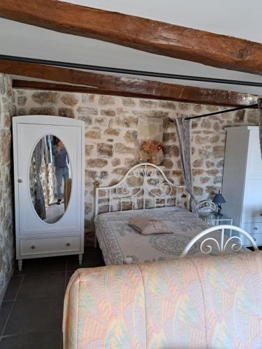 Postel nebo postele na pokoji v ubytování locationseillans var studio violette3e etage