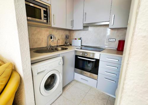 マルベーリャにあるSkol 439 Spacious and Refurbished Apartment with Sea Viewsのキッチン(洗濯機、シンク付)