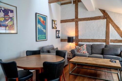 uma sala de estar com um sofá e uma mesa em Brooklyn Penthouse em Copenhague