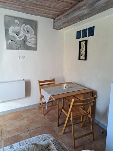 une salle à manger avec une table et des chaises en bois dans l'établissement location Seillans var studio lavande 1e etage, à Seillans