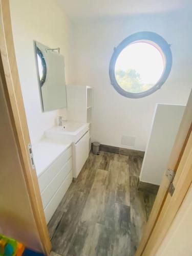 une salle de bain avec un lavabo et un miroir dans l'établissement Le gite du defend, à Salernes