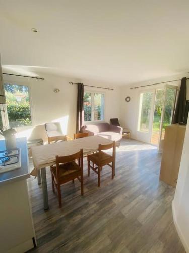 un salon avec une table et des chaises dans l'établissement Le gite du defend, à Salernes