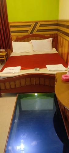 1 dormitorio con cama y piscina en FLGHR Pc Residency, en Kodaikanal