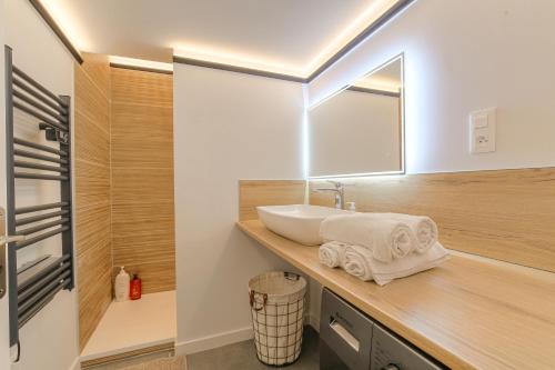 W łazience znajduje się umywalka i lustro. w obiekcie L Original - TravelHome - Free wifi - 6 travelers w mieście Villefranche-sur-Saône