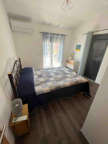 a bedroom with a bed and a window at Spacious House 3 Rooms in Barreiro