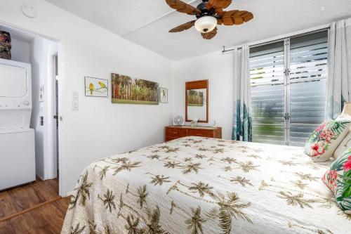 a bedroom with a bed and a ceiling fan at Alii Villas 340 in Kailua-Kona