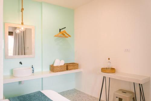 W łazience znajduje się umywalka i lustro. w obiekcie BIG WAVES BOUTIQUE HOTEL SIARGAO w mieście General Luna