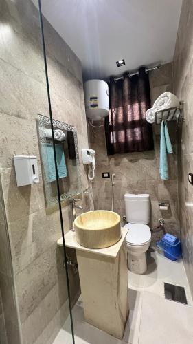 Ένα μπάνιο στο White Pyramids inn