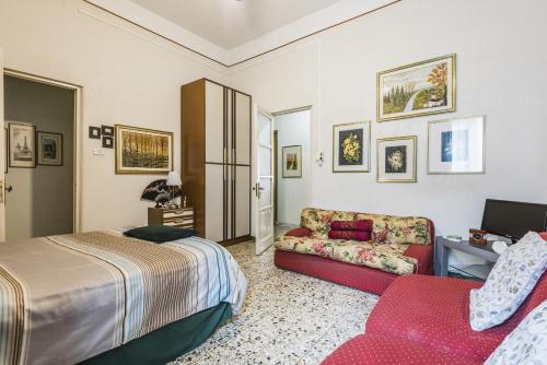 - une chambre avec un lit et un canapé dans l'établissement Tera & Turi House by Wonderful Italy, à Catane
