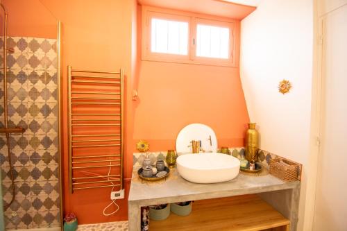 une salle de bain avec un lavabo et un miroir dans l'établissement Wonderful typical Paris flat 3 bedrooms / 6 pax, à Paris