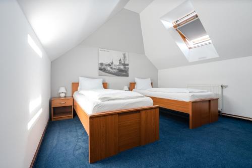 Un pat sau paturi într-o cameră la Penzion U Gigantu