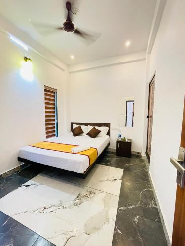 een slaapkamer met een bed in een kamer bij Tea Vista Holiday Home in Kalpatta
