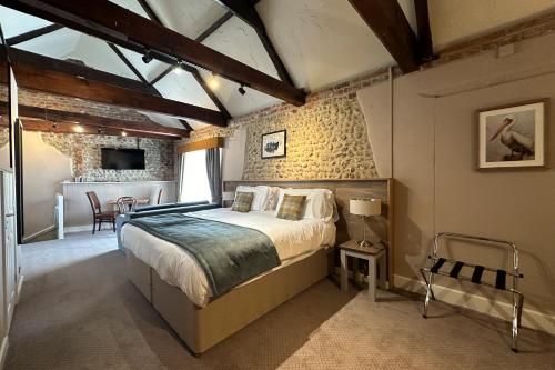 um quarto com uma cama grande e uma sala de jantar em The Lobster em Sheringham