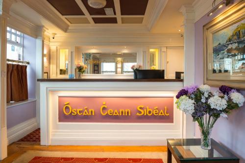 丁格爾的住宿－西恩西比爾酒店，一种Ogasani奶油更衣室的标志