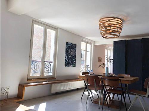 un salon avec une table et des chaises de salle à manger dans l'établissement Superbe appartement au coeur de Montmartre, à Paris