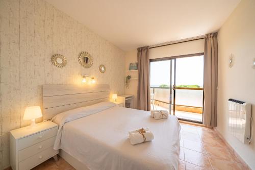マルグラット・デ・マルにあるHomeHolidaysRentals Barcelona-Costa Barcelonaのベッドルーム(白いベッド1台、大きな窓付)